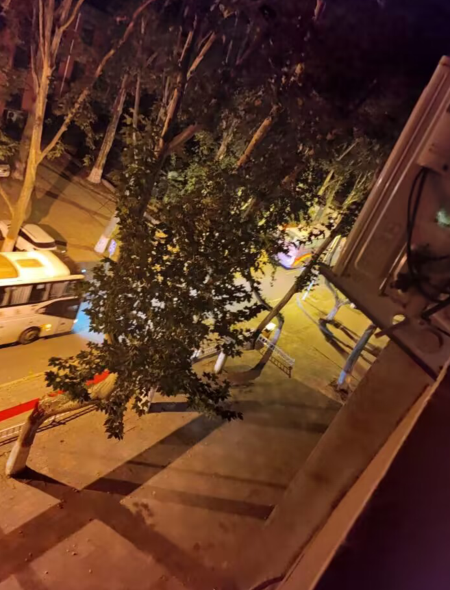 半夜一点钟楼下大巴车拉人