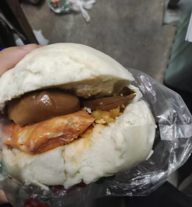 馒头夹卤蛋夹鸡胸肉